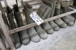All to go - 8 assorted size pairs of rubber boots