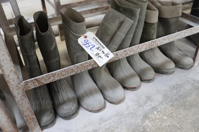 All to go - 8 assorted size pairs of rubber boots