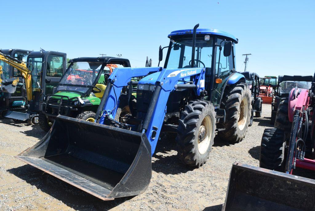 NH TD950 4WD C/A W/ LDR AND BUCKET