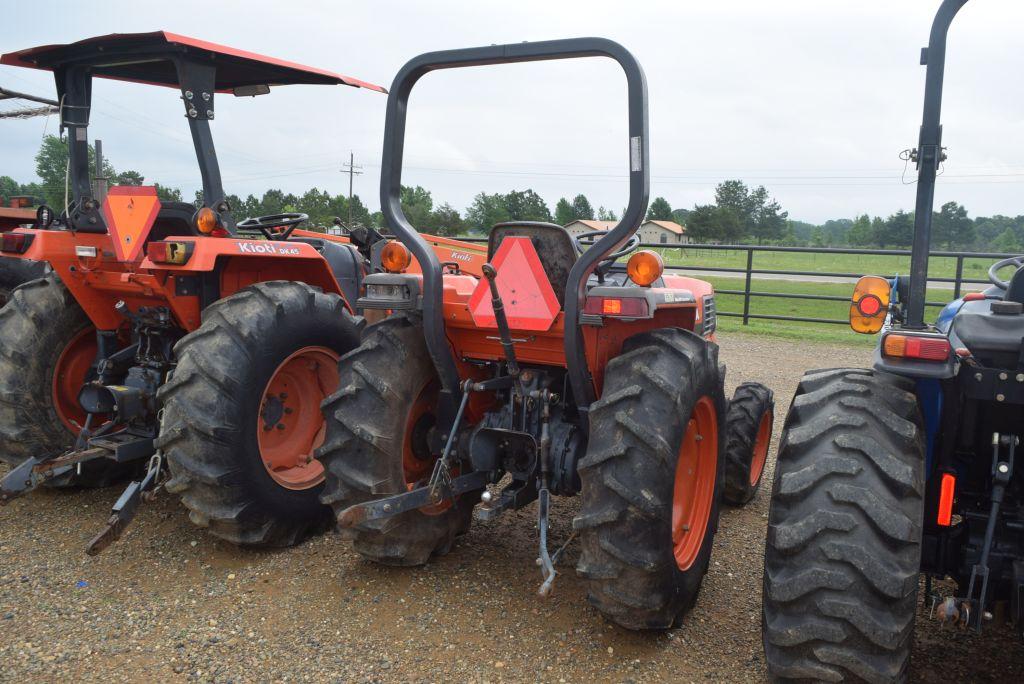 KUBOTA L2900 ROPS 4WD 394HRS (WE DO NOT GUARANTEE HOURS)