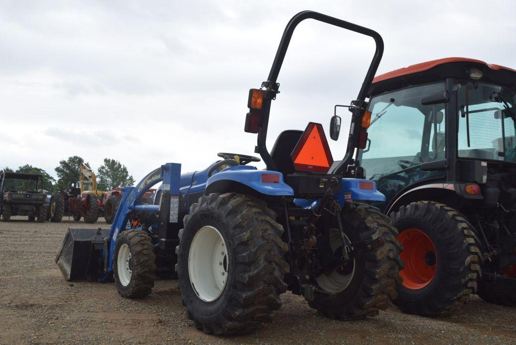 NH TC33DA 4WD ROPS W/ LDR AND BUCKET