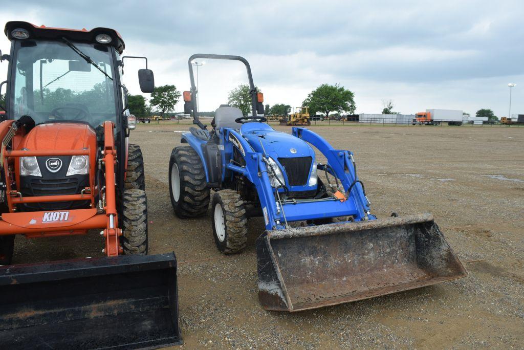 NH TC33DA 4WD ROPS W/ LDR AND BUCKET