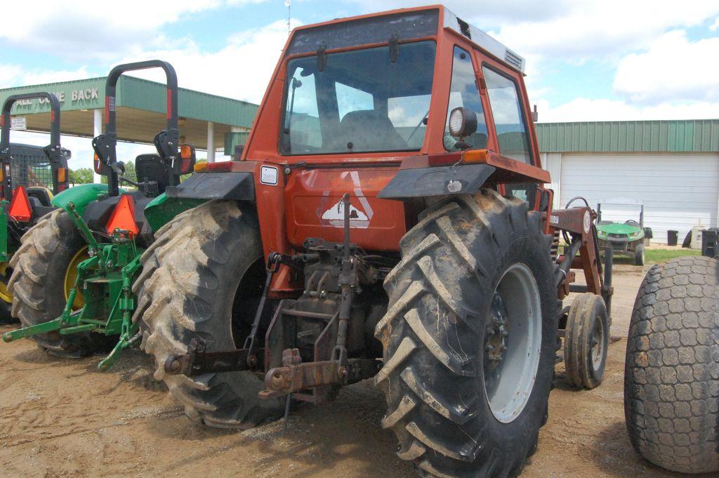 HESTON 80-90 2WD C/A W/ LDR AND HAY FORKS 4416 HRS. WE DO NOT GAURANTEE HOURS