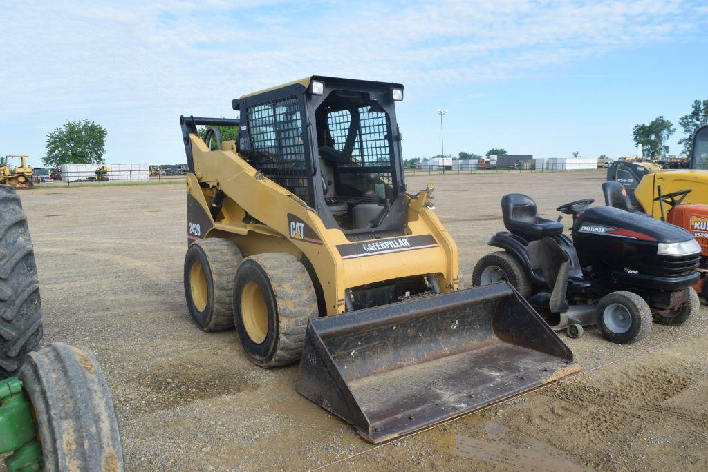 CATERPILLAR 242B SKID STEER