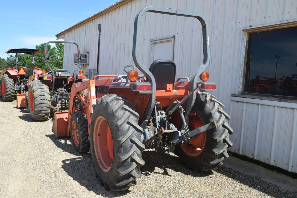 KUBOTA L3010 4WD ROPS HST W/ LDR AND BUCKET