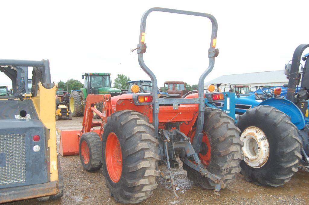 KUBOTA  4WD ROPS W/ LDR AND BUCKET