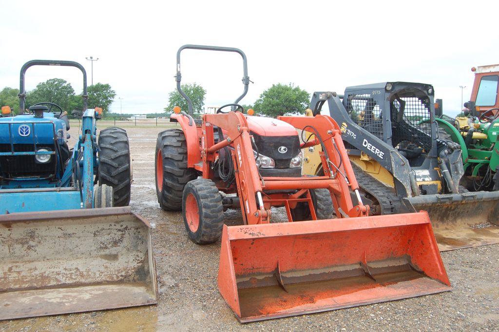 KUBOTA  4WD ROPS W/ LDR AND BUCKET