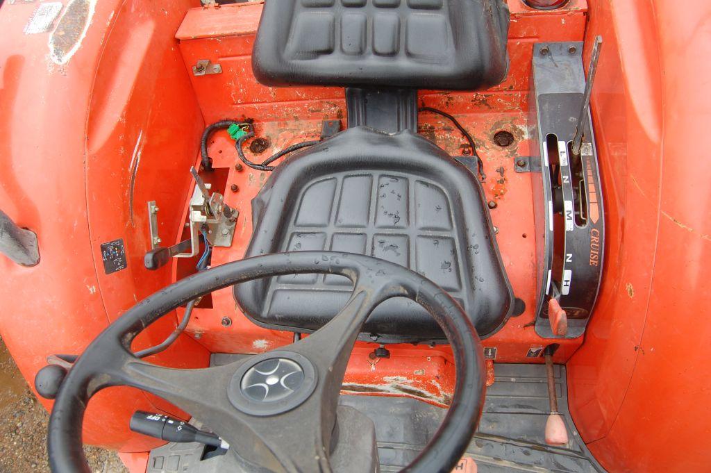 KUBOTA  4WD ROPS W/ LDR AND BUCKET