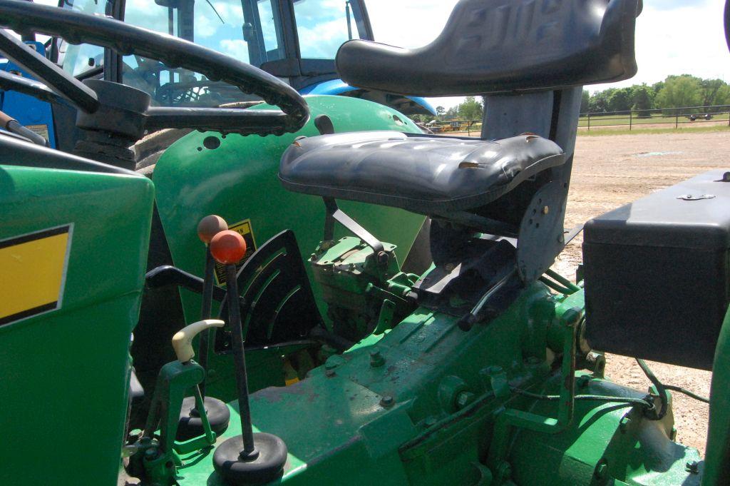 JD 2640 2WD W/ LDR AND BUCKET