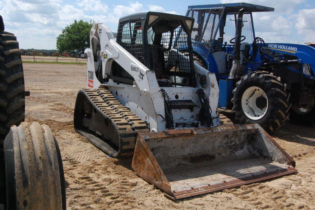 BOBCAT T300 RUBBER TRACK SKID STEER