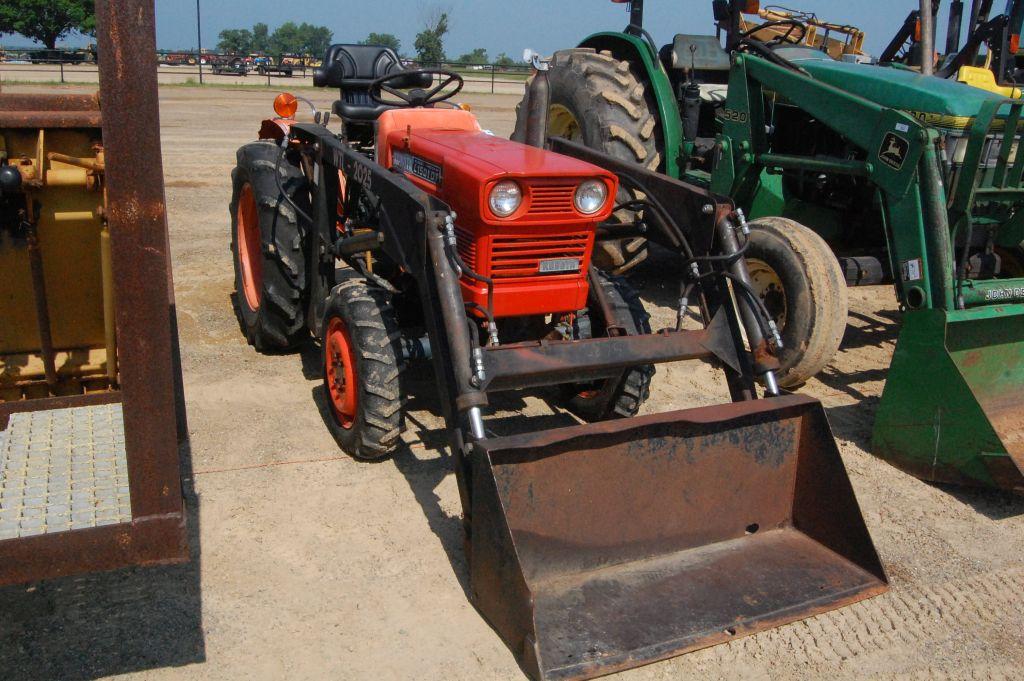 KUBOTA L1501DT W/ LDR AND BUCKET 1270HRS. WE DO NOT GAURANTEE HOURS