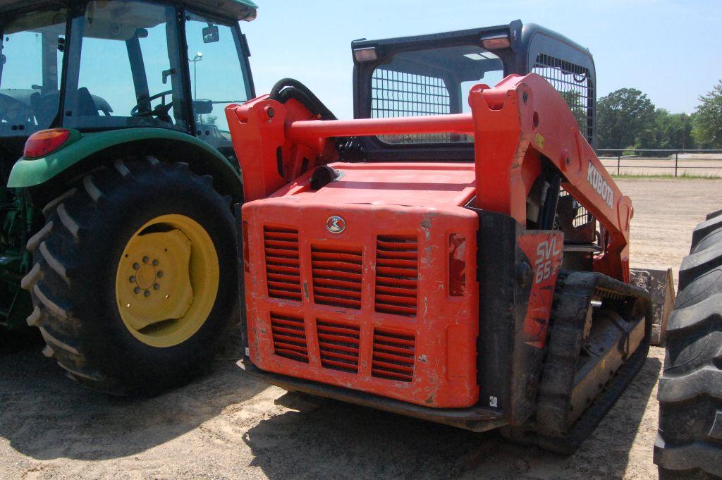 KUBOTA SVL65-2 RUBBER TRACK SKID STEER