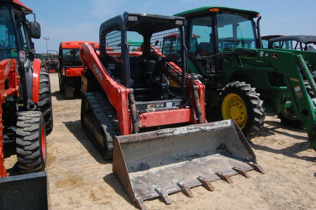 KUBOTA SVL65-2 RUBBER TRACK SKID STEER