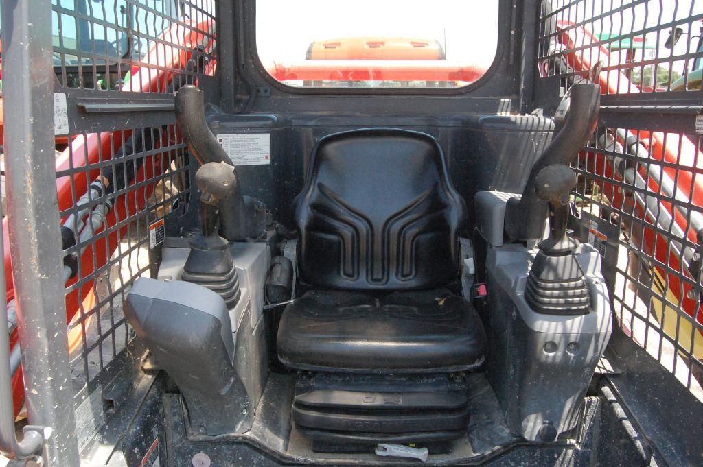 KUBOTA SVL65-2 RUBBER TRACK SKID STEER