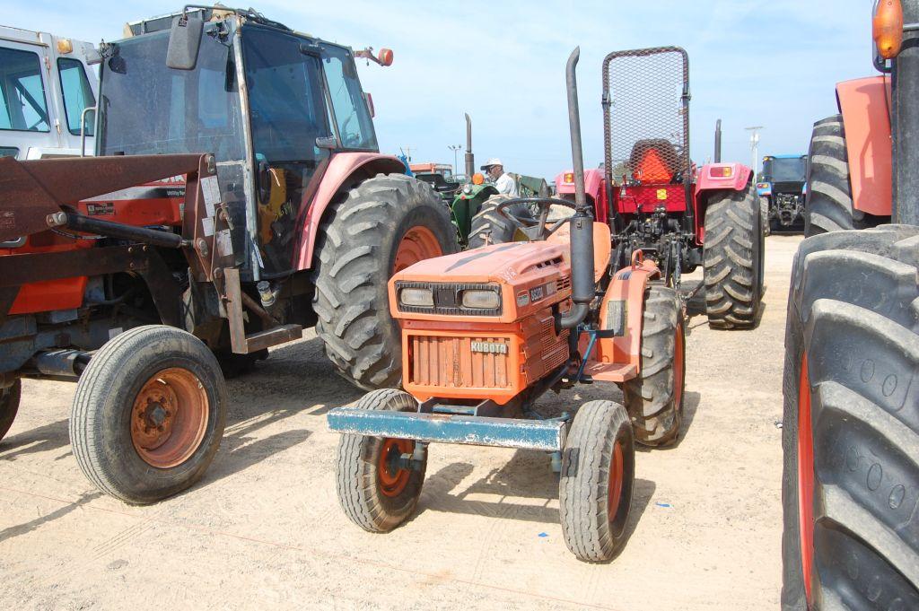 KUBOTA B6200 2WD OPEN 155HRS. WE DO NOT GAURNATEE HOURS