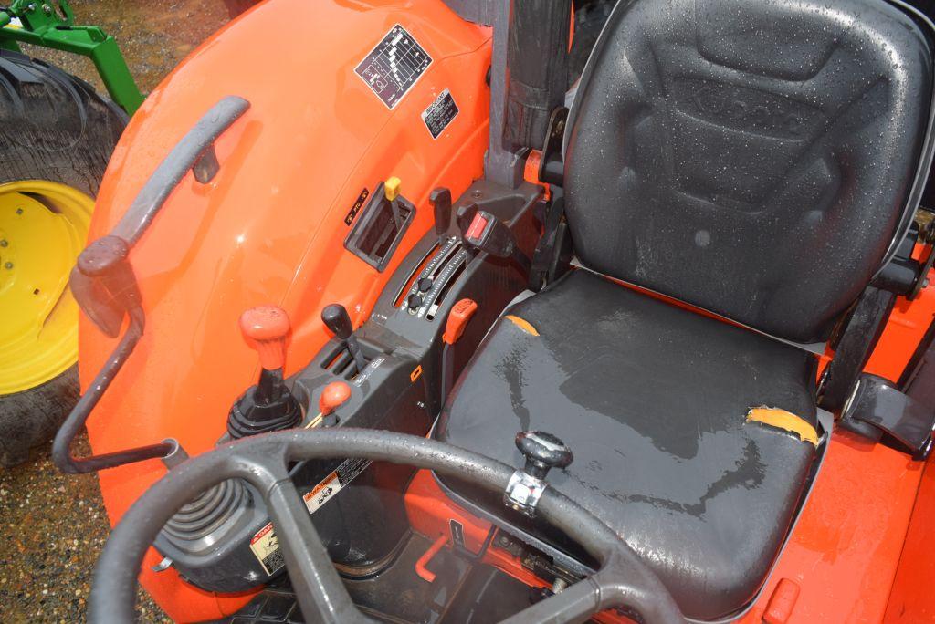 KUBOTA M7040 ROPS 4WD W/ LDR BUCKET, 1268 HRS (HOURS NOT GUARANTEED)