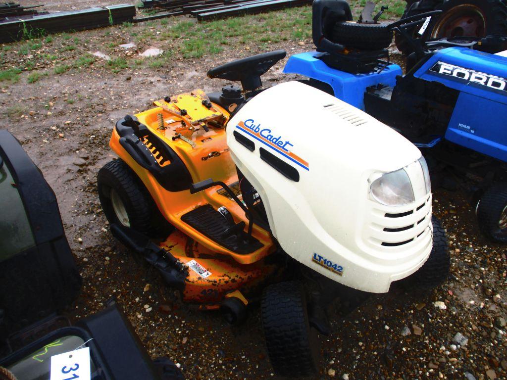 CUB CADET LT1042 RIDING MOWER