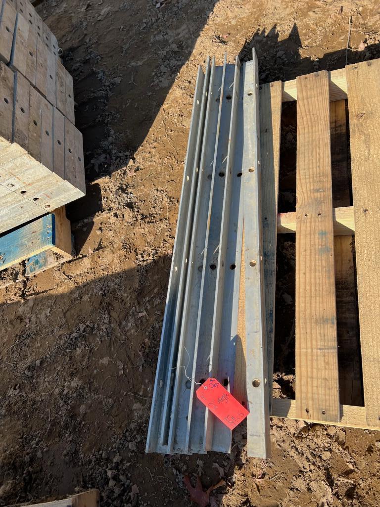 (6) 4' L corner, Western Aluminum Concrete Forms, Smooth, 6-12 Hole Pattern, Located in Latham, NY.