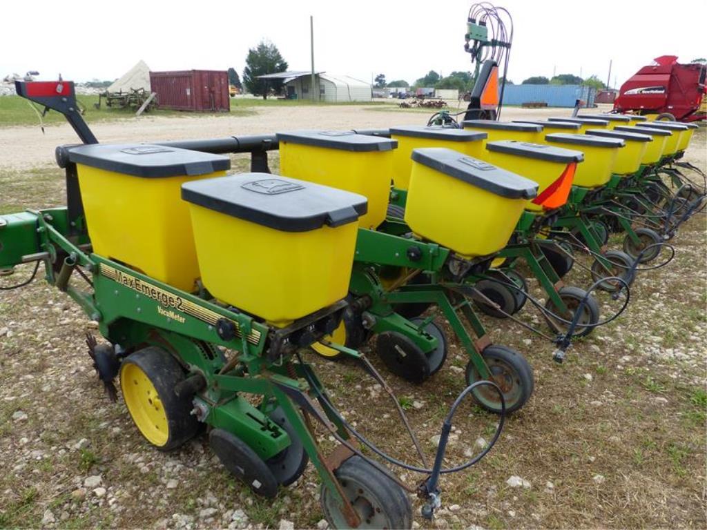 JOHN DEERE 7300 8 ROW MAX EMERGE 2 PLANTER