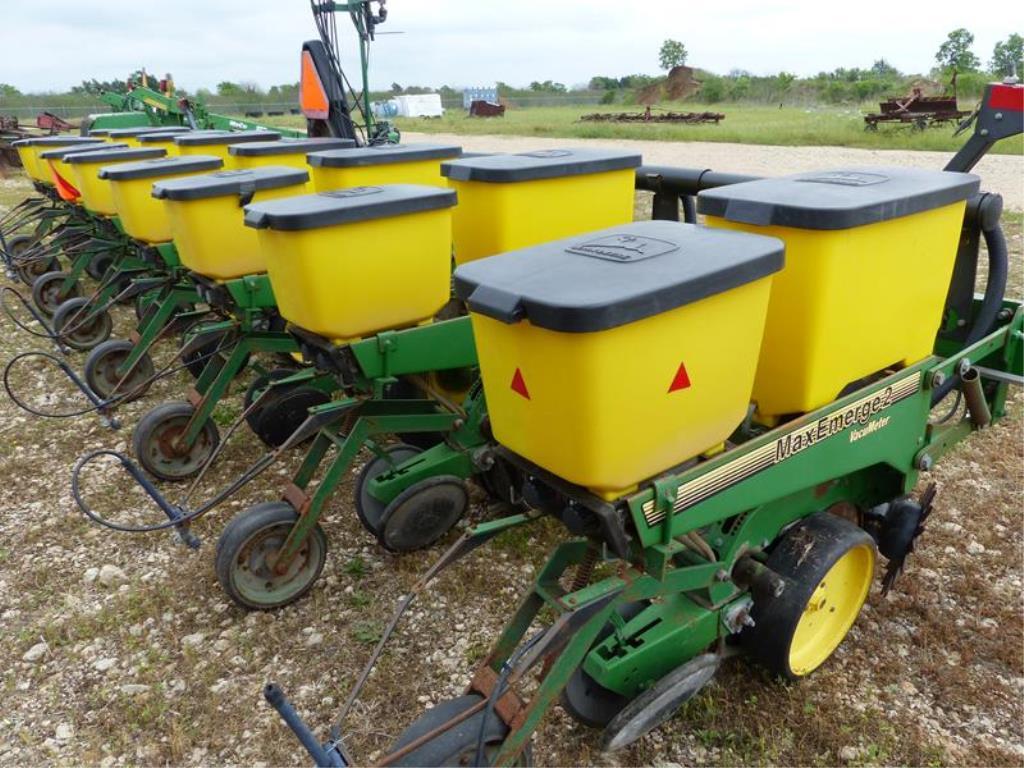 JOHN DEERE 7300 8 ROW MAX EMERGE 2 PLANTER