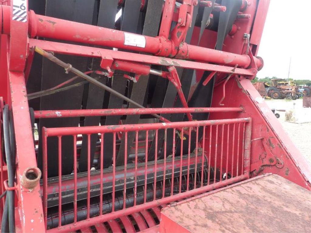 MASSEY FERGUSON 1565 ROUND BALER