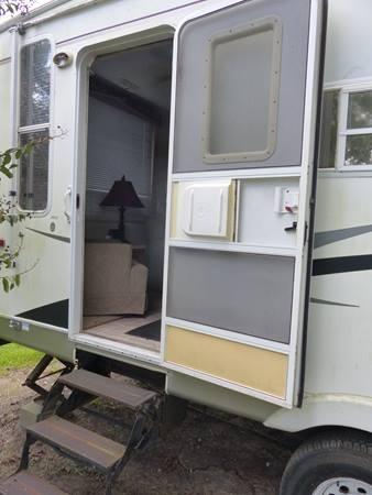 2004 SALEM BY FOREST RIVER 30' FIFTH WHEEL CAMPER