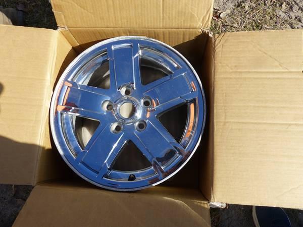 CHROME 5 LUG WHEEL  17 X 8 (USED)