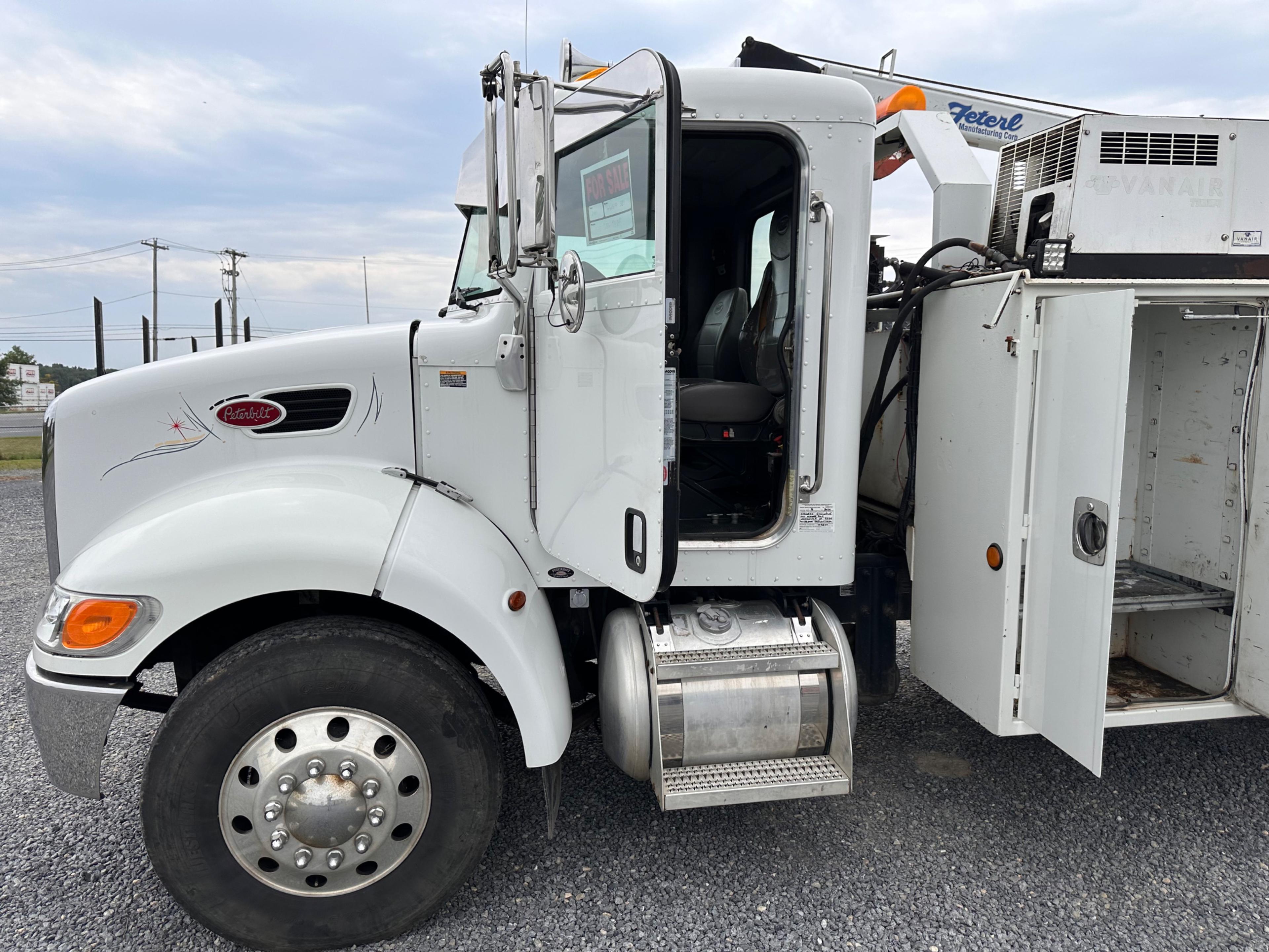 2009 Peterbilt 335 Service Truck