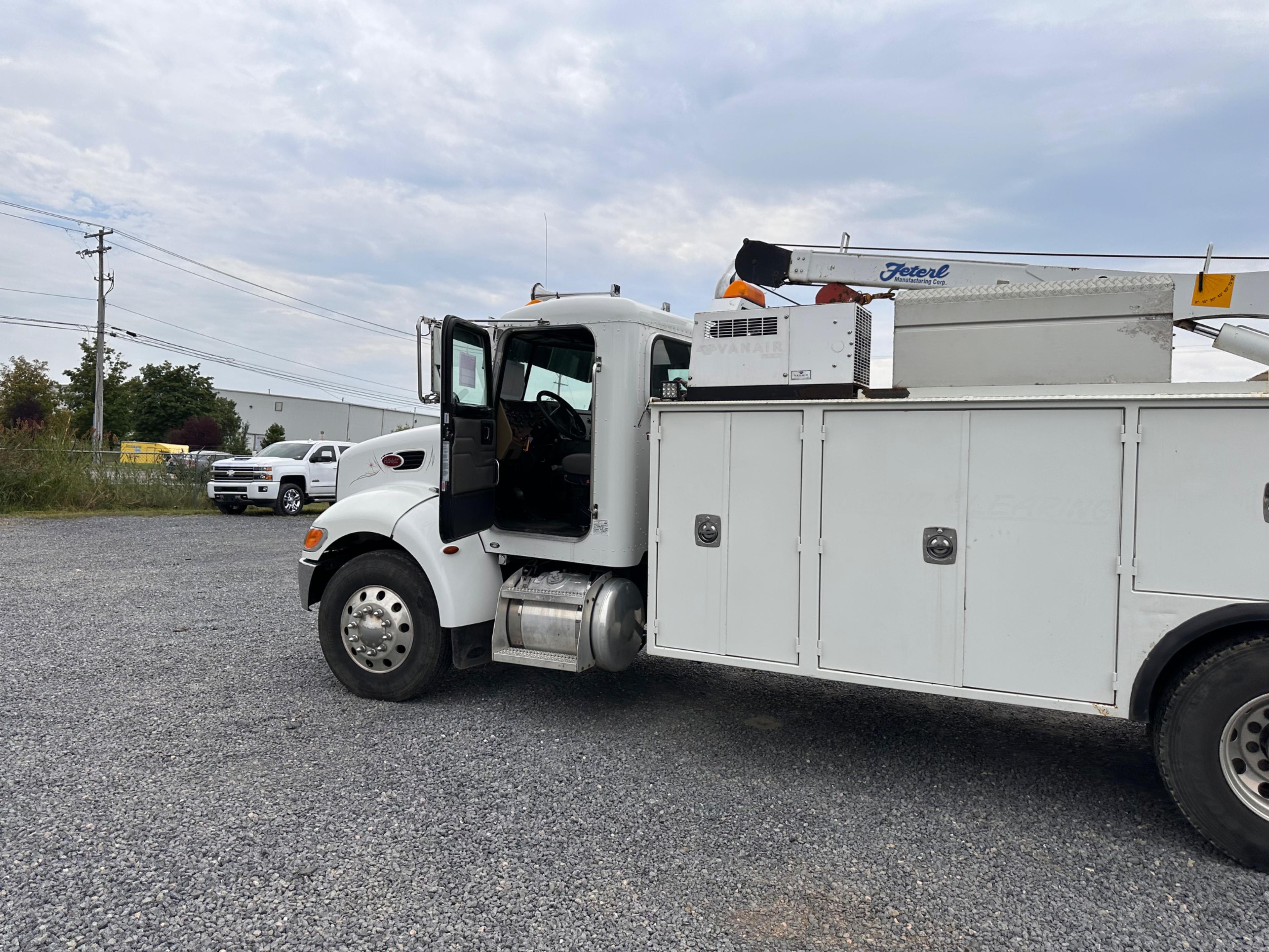 2009 Peterbilt 335 Service Truck