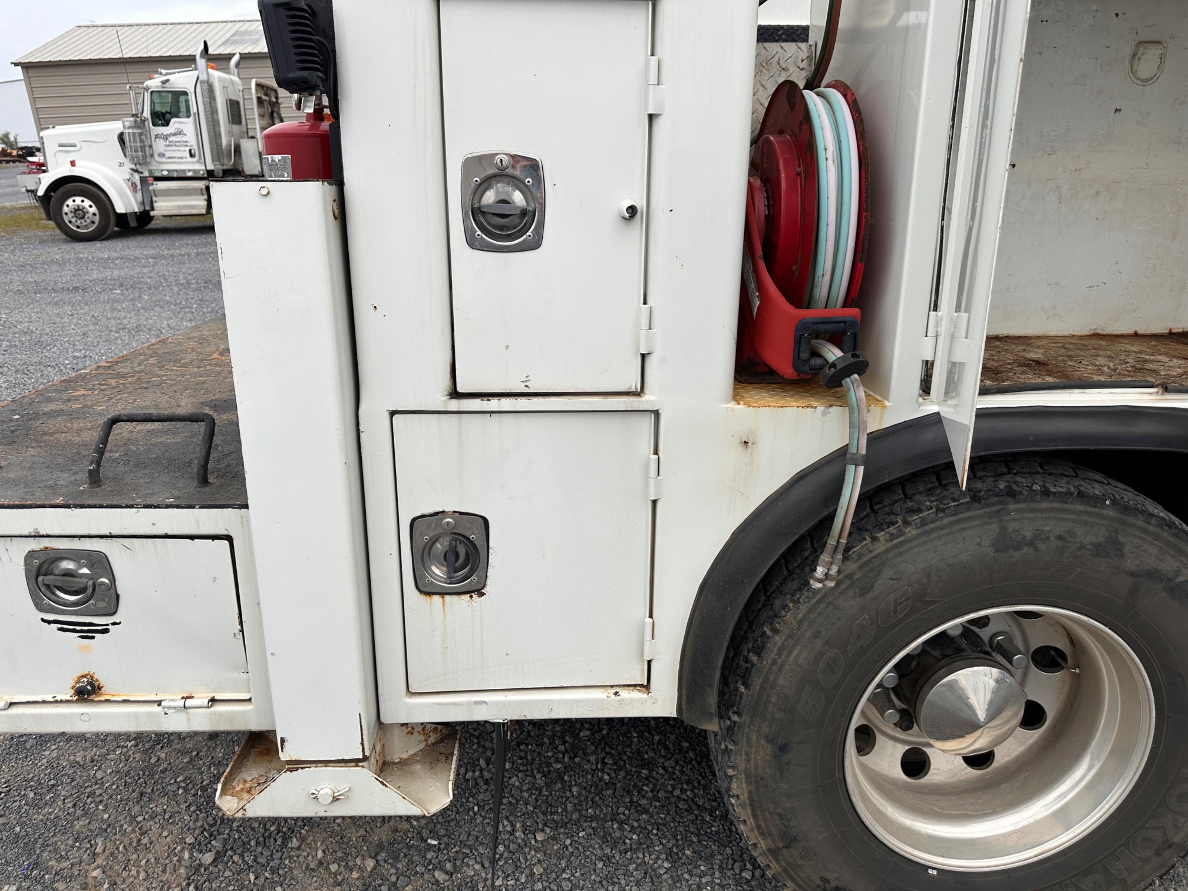 2009 Peterbilt 335 Service Truck