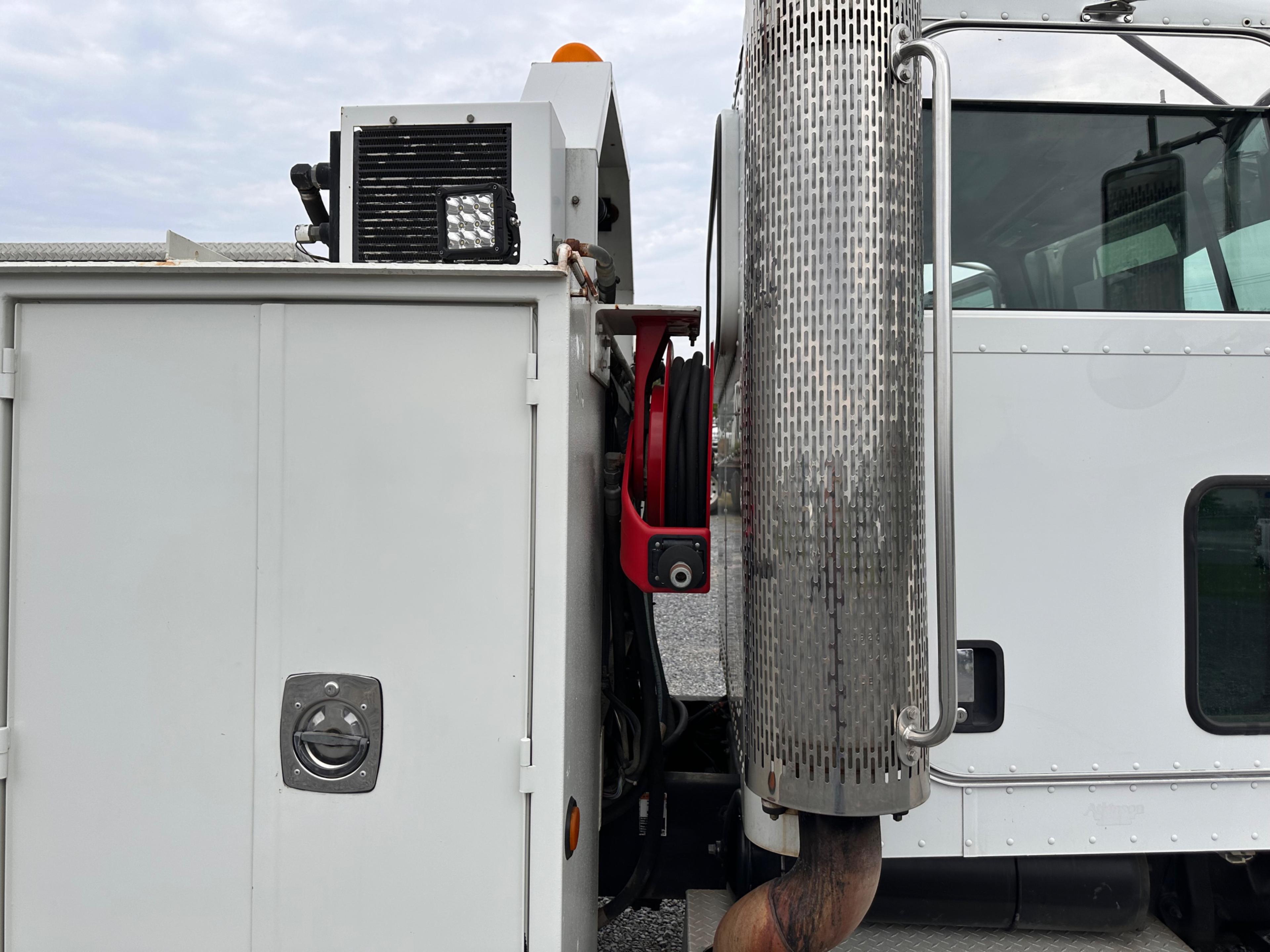 2009 Peterbilt 335 Service Truck