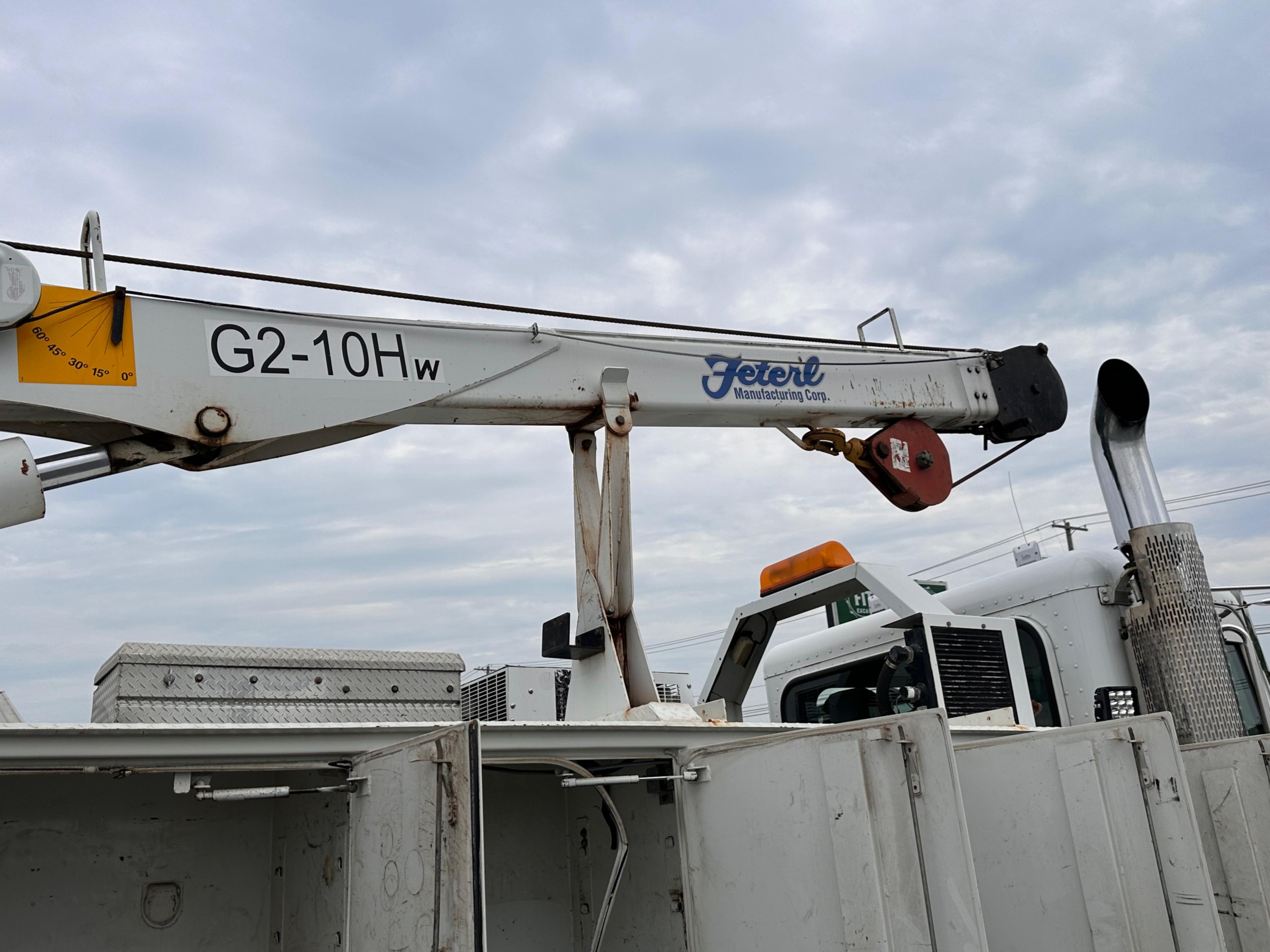 2009 Peterbilt 335 Service Truck