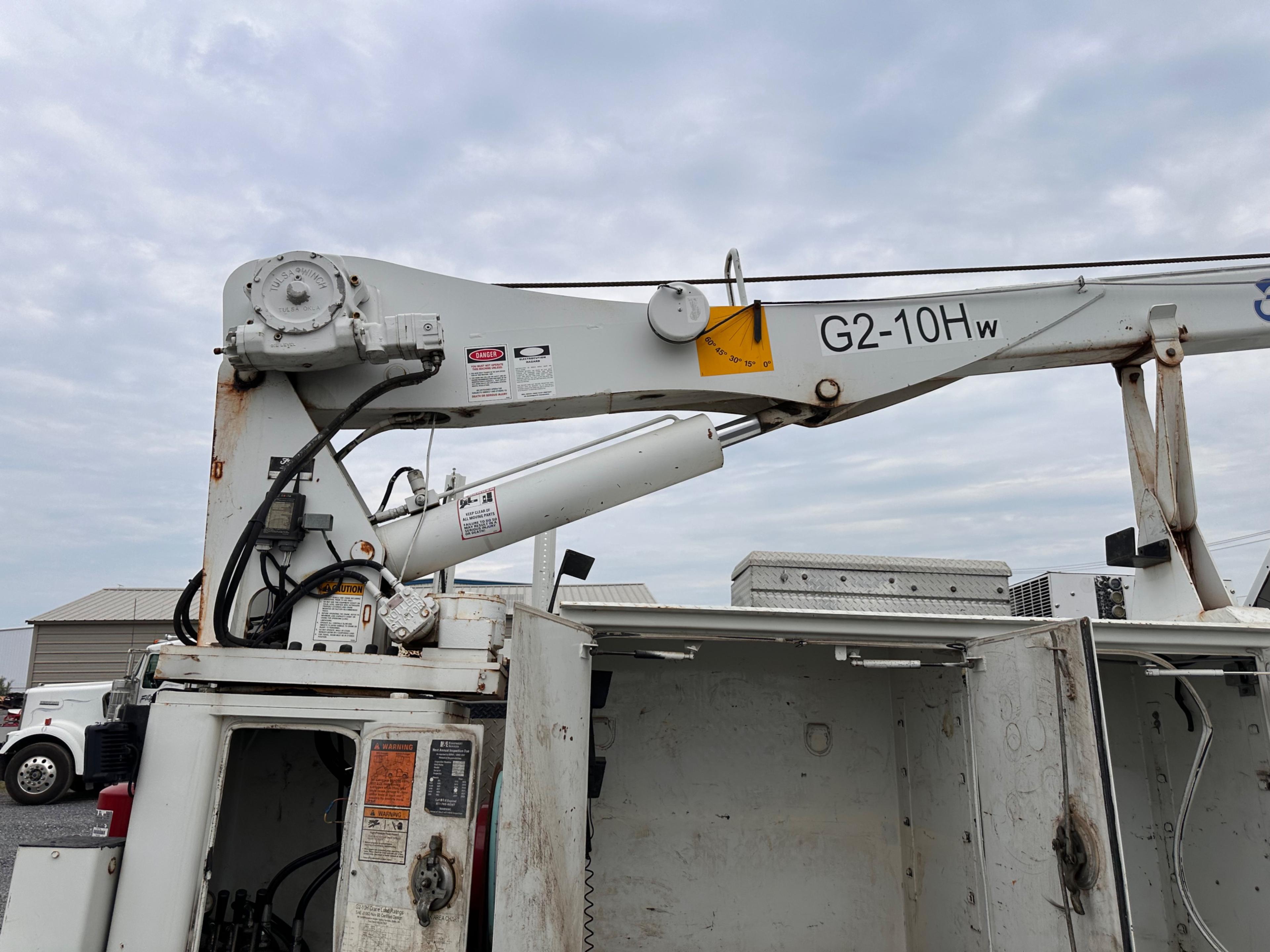 2009 Peterbilt 335 Service Truck