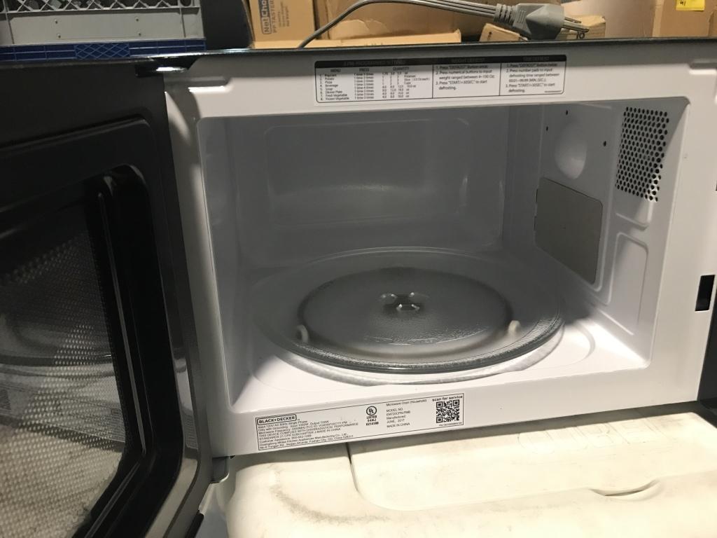 BLACK & DECKER MICROWAVE OVEN MODEL EM720CPN-PMB & IGLOO COOLER