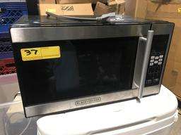BLACK & DECKER MICROWAVE OVEN MODEL EM720CPN-PMB & IGLOO COOLER