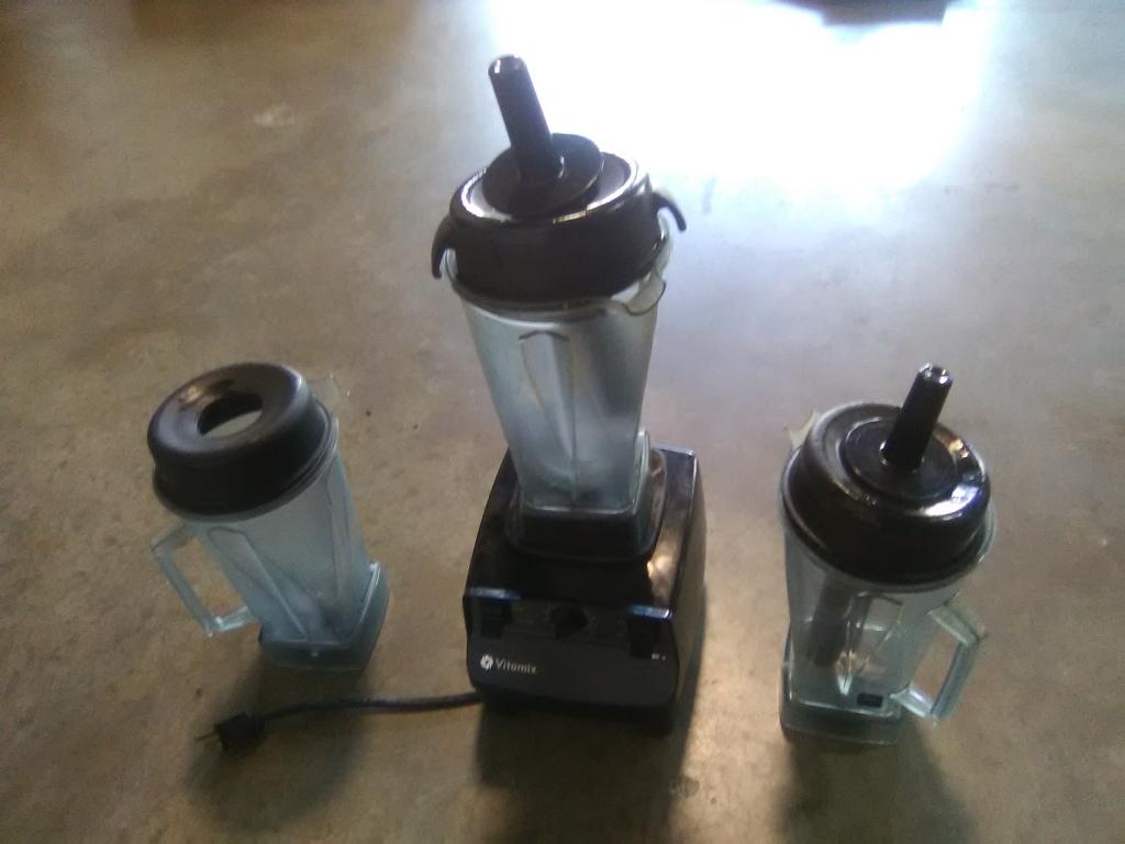 VITAMIX COMMERCIAL BLENDER MODEL VM0101 INCLUDES (3) CONTAINERS & (2) PLUNGERS