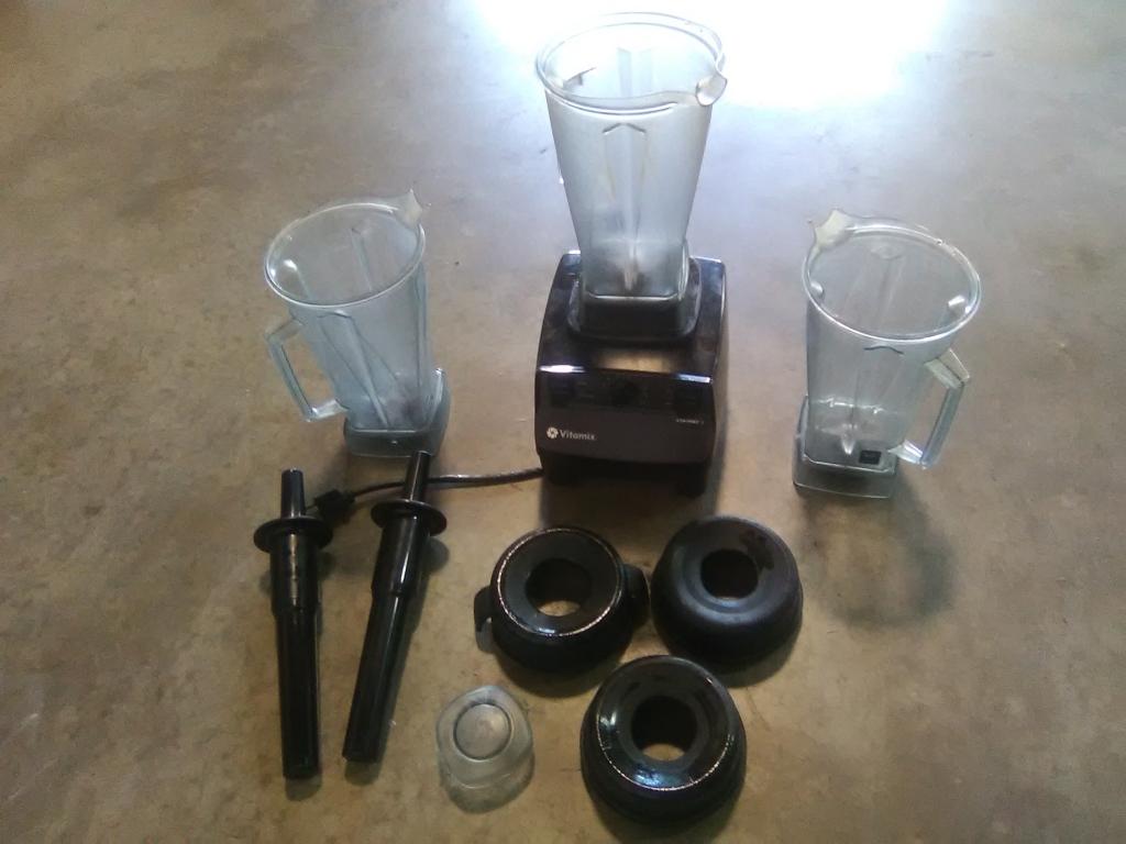 VITAMIX COMMERCIAL BLENDER MODEL VM0101 INCLUDES (3) CONTAINERS & (2) PLUNGERS