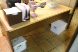 LOT CONSISTING OF OFFICE FURNITURE INCLUDING