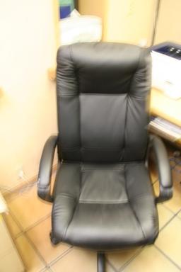 LOT CONSISTING OF OFFICE FURNITURE INCLUDING