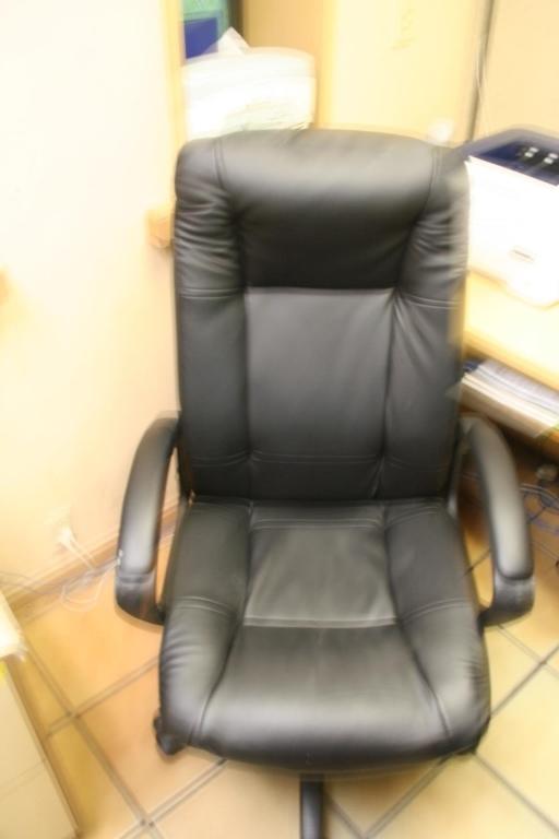 LOT CONSISTING OF OFFICE FURNITURE INCLUDING