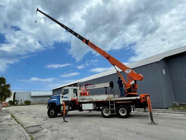 2002 INTERNATIONAL CRANE (MODEL 1300) TRUCK (TRUCK 11)