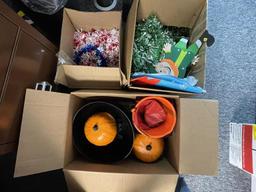 LOT CONSISTING OF ASSORTED HOLIDAY DECORATIONS