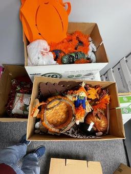 LOT CONSISTING OF ASSORTED HOLIDAY DECORATIONS