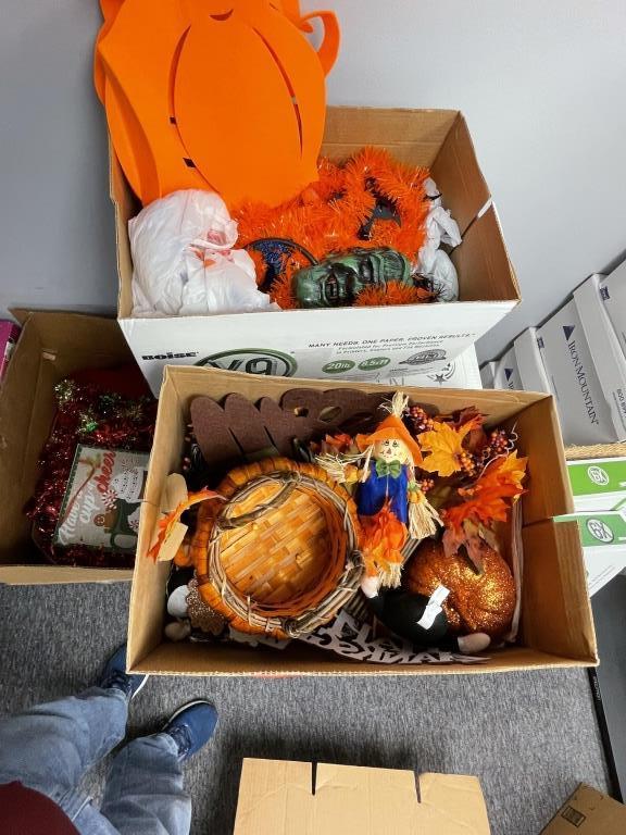 LOT CONSISTING OF ASSORTED HOLIDAY DECORATIONS