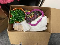 LOT CONSISTING OF ASSORTED HOLIDAY DECORATIONS
