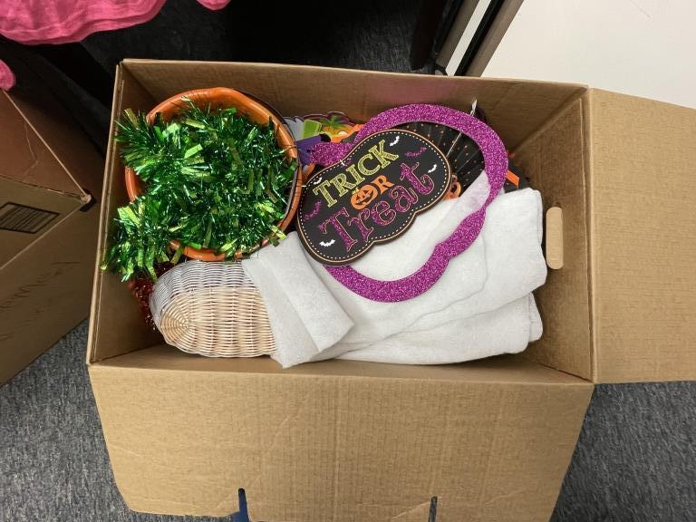 LOT CONSISTING OF ASSORTED HOLIDAY DECORATIONS