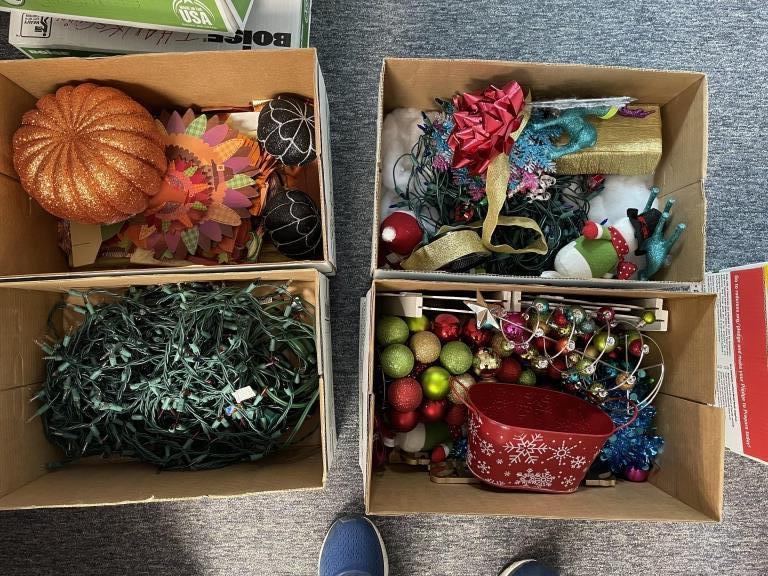 LOT CONSISTING OF ASSORTED HOLIDAY DECORATIONS