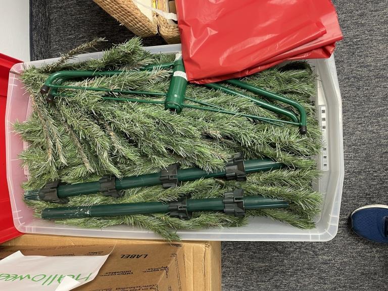 LOT CONSISTING OF ASSORTED HOLIDAY DECORATIONS