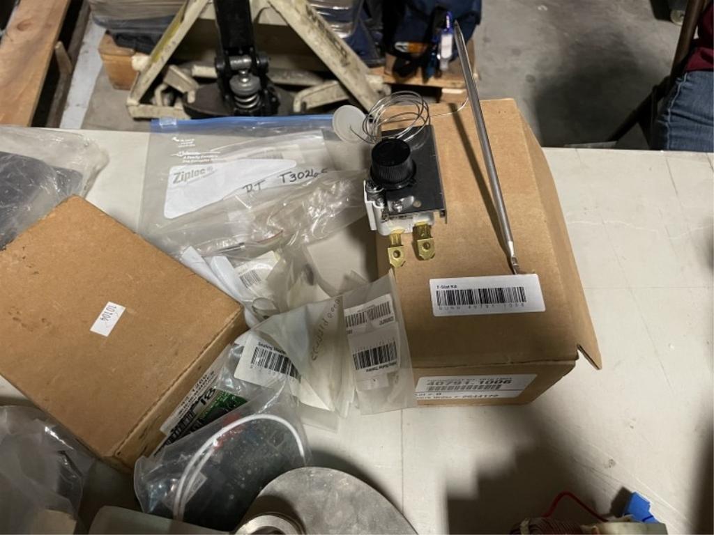 LOT CONSISTING OF ASSORTED SERVICING PARTS