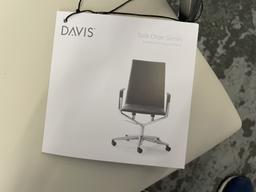 *NEW IN BOX* DAVIS SOLO 10 CHAIR